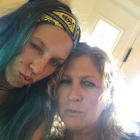 Meet your Posher, Sandy So Cali clothes hoarder - Picture 11 of 12